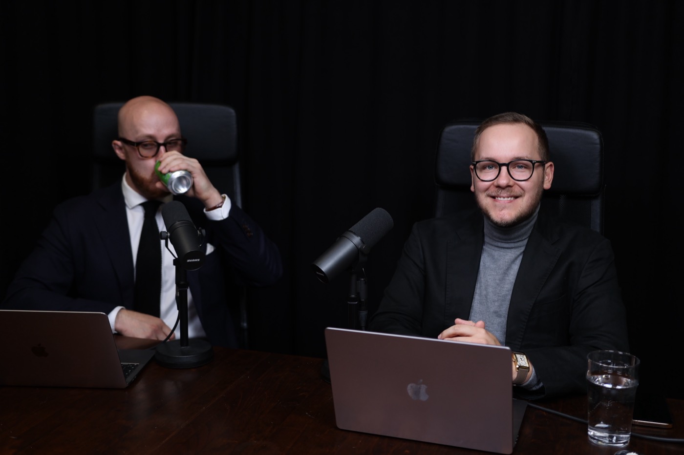 Kulmahuoneen hostit studiossa